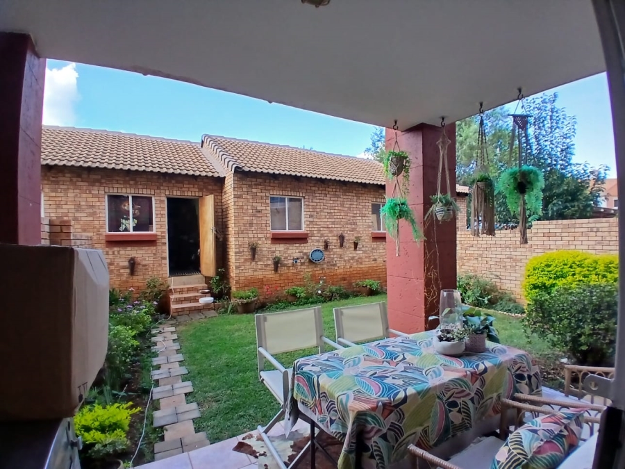 2 Bedroom Property for Sale in Die Hoewes Gauteng