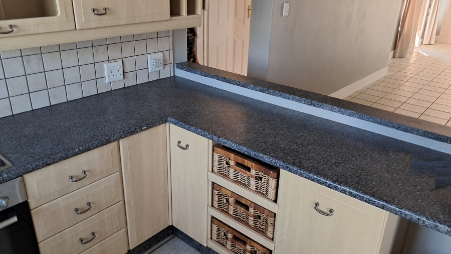 2 Bedroom Property for Sale in Die Hoewes Gauteng