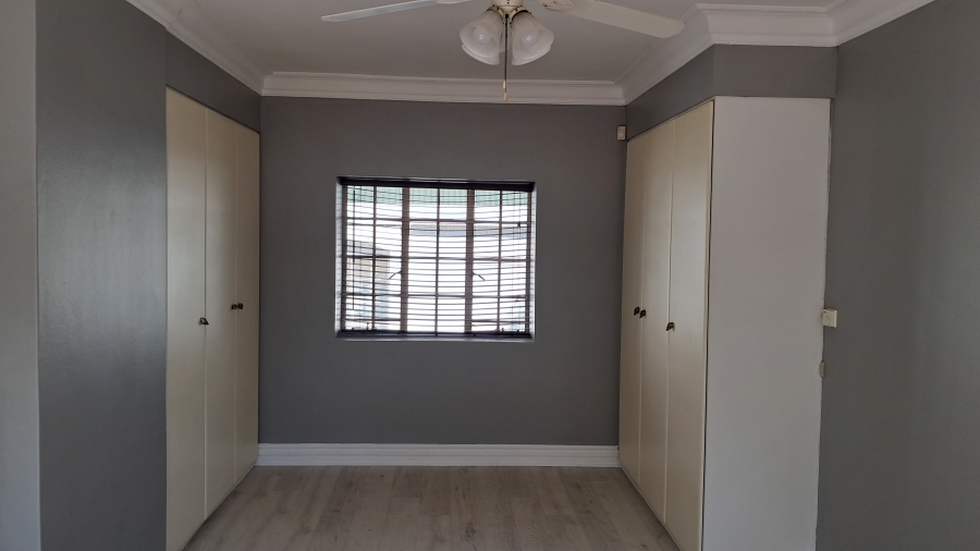 2 Bedroom Property for Sale in Die Hoewes Gauteng