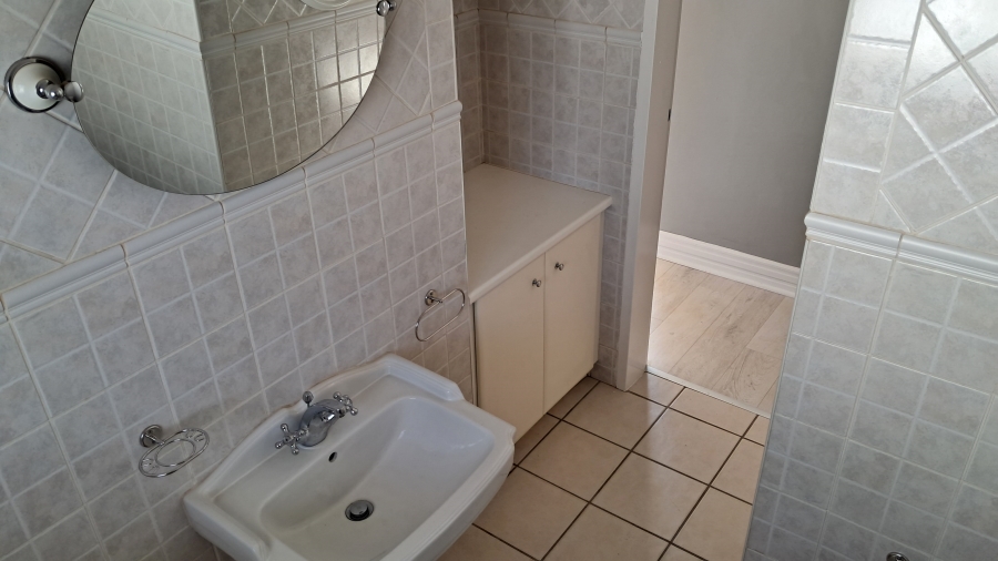 2 Bedroom Property for Sale in Die Hoewes Gauteng