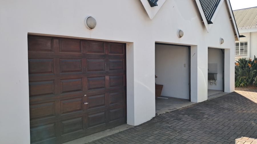 2 Bedroom Property for Sale in Die Hoewes Gauteng