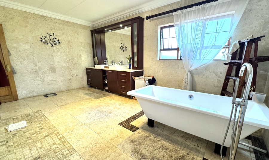 6 Bedroom Property for Sale in Olympus Gauteng