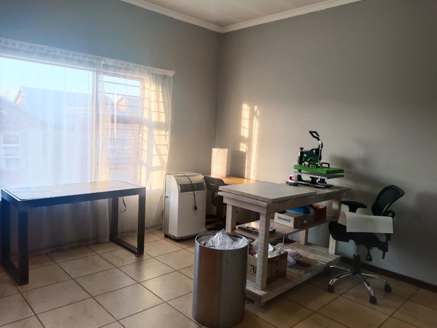 To Let 3 Bedroom Property for Rent in New Redruth Gauteng
