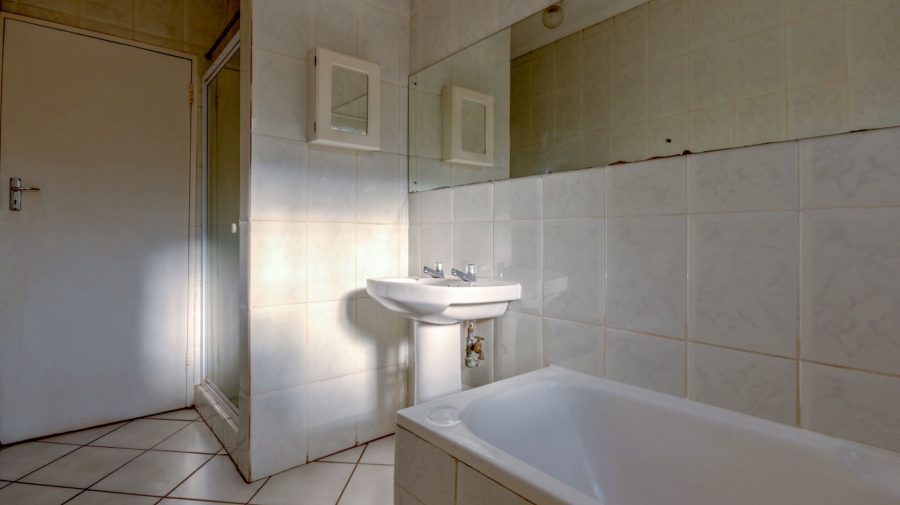 To Let 2 Bedroom Property for Rent in Faerie Glen Gauteng