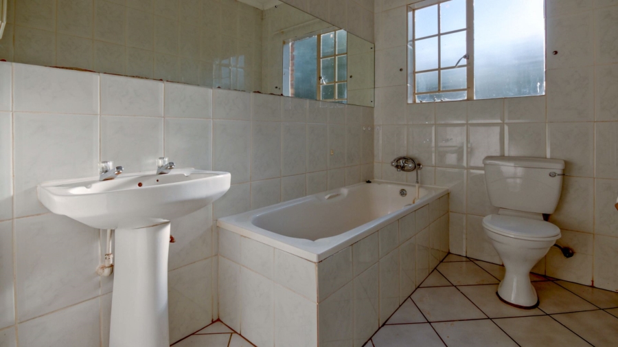 To Let 2 Bedroom Property for Rent in Faerie Glen Gauteng