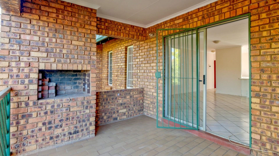 To Let 2 Bedroom Property for Rent in Faerie Glen Gauteng
