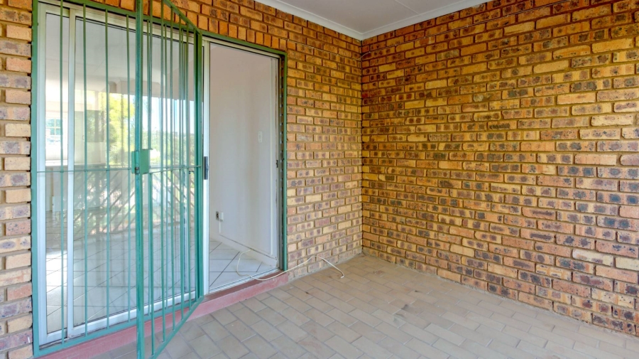 To Let 2 Bedroom Property for Rent in Faerie Glen Gauteng