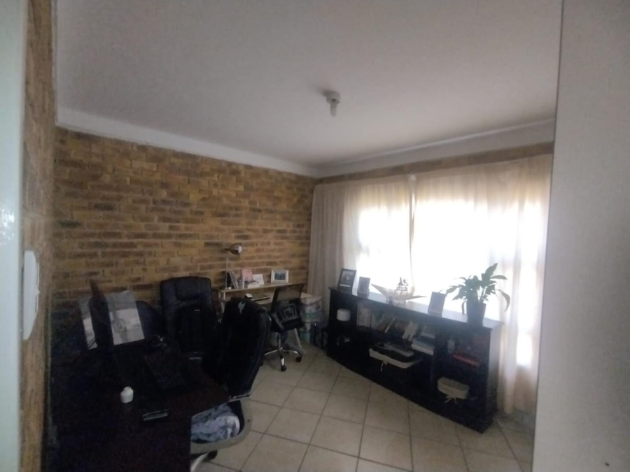 To Let 2 Bedroom Property for Rent in Brackendowns Gauteng
