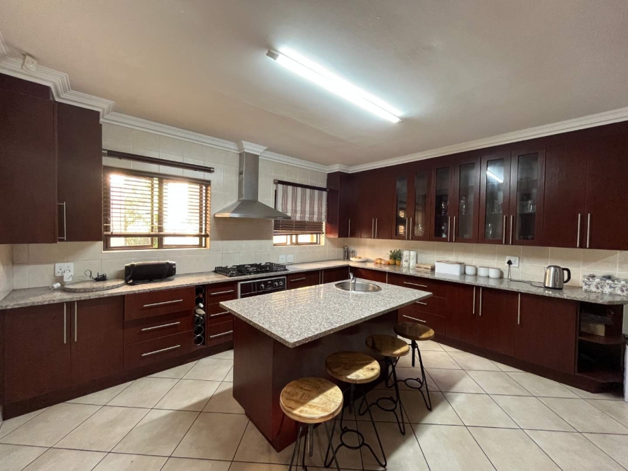 5 Bedroom Property for Sale in The Wilds Gauteng