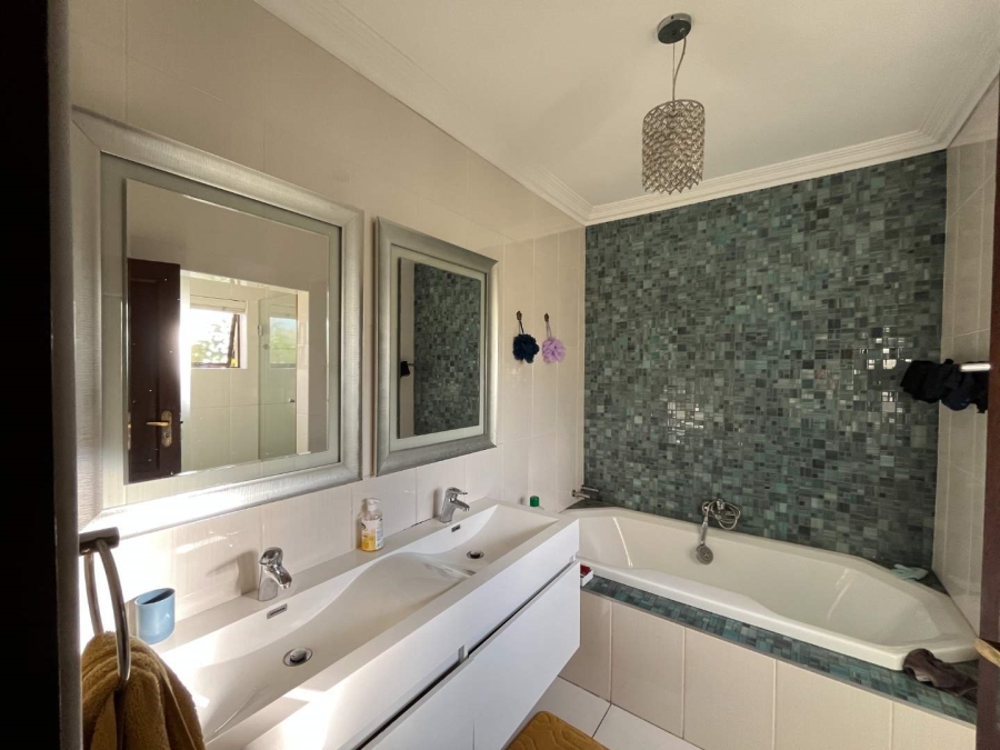5 Bedroom Property for Sale in The Wilds Gauteng