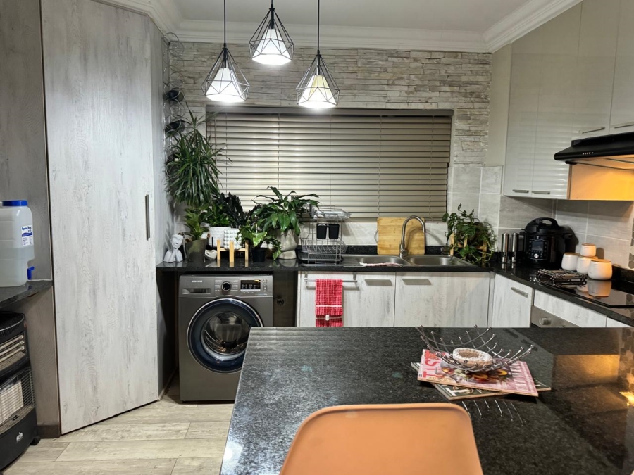 To Let 2 Bedroom Property for Rent in Florida Glen Gauteng