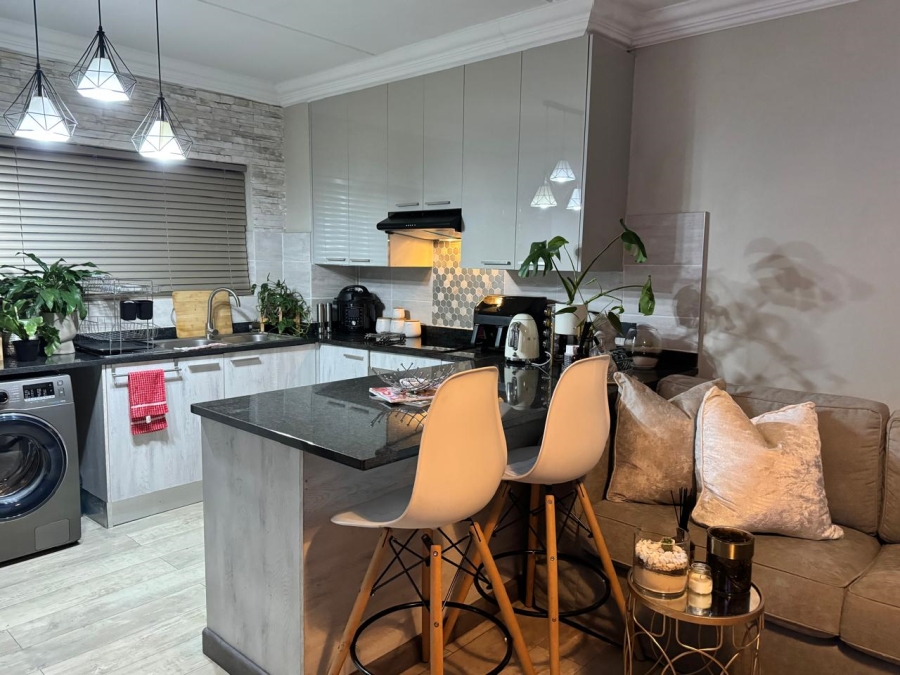 To Let 2 Bedroom Property for Rent in Florida Glen Gauteng