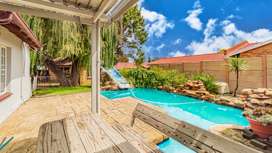 3 Bedroom Property for Sale in Brackendowns Gauteng