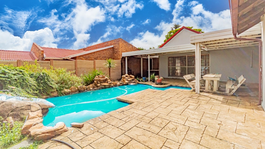 3 Bedroom Property for Sale in Brackendowns Gauteng