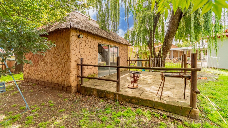 3 Bedroom Property for Sale in Brackendowns Gauteng