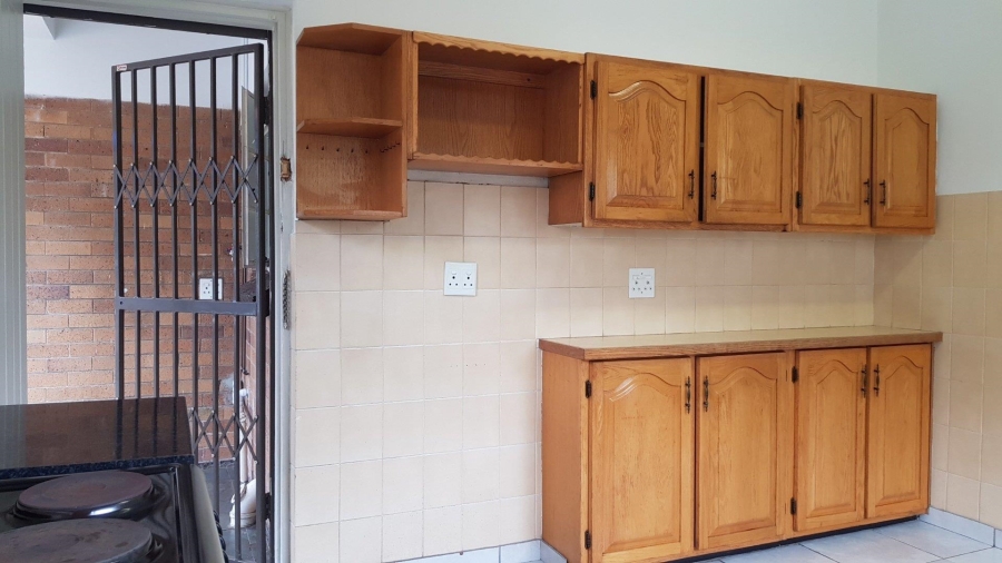 To Let 2 Bedroom Property for Rent in Blairgowrie Gauteng