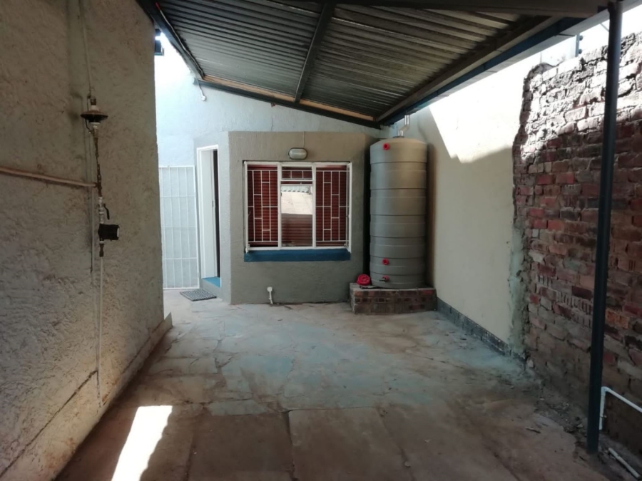 To Let 1 Bedroom Property for Rent in Queenswood Gauteng