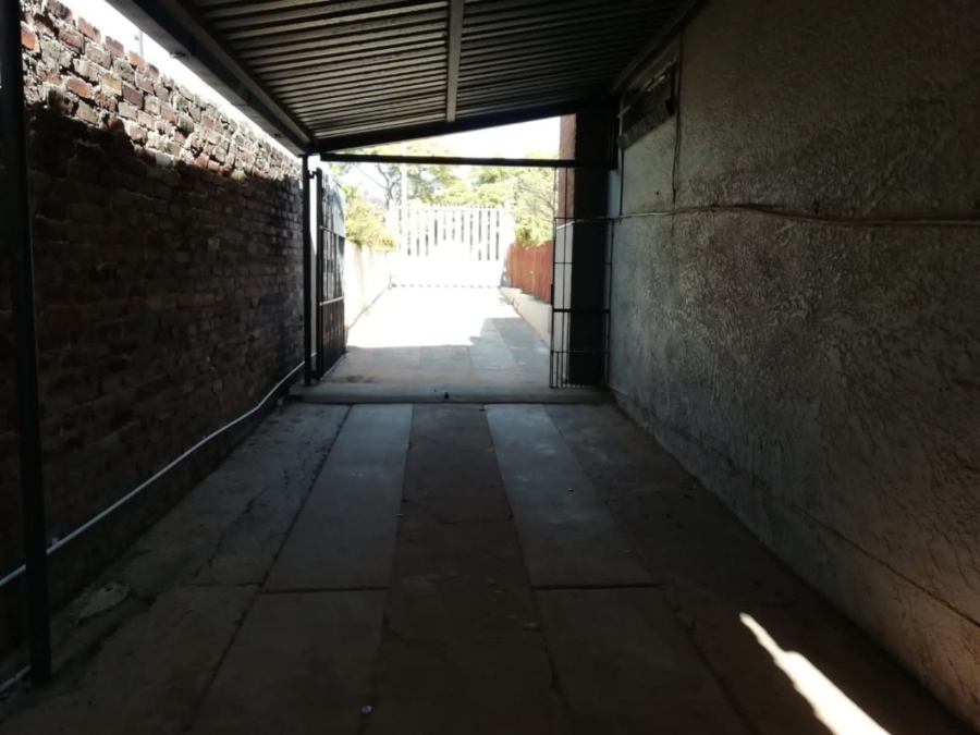 To Let 1 Bedroom Property for Rent in Queenswood Gauteng