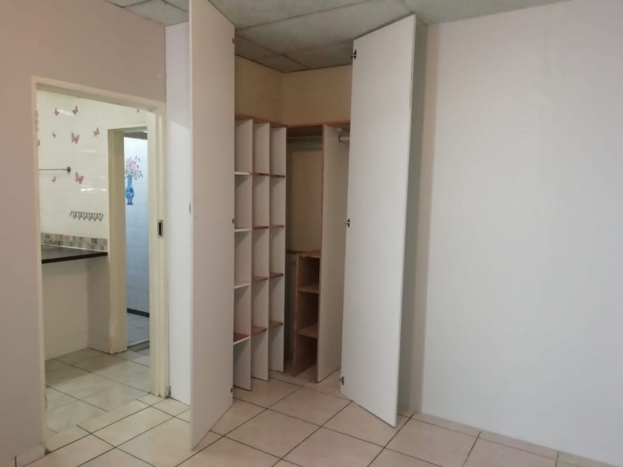 To Let 1 Bedroom Property for Rent in Queenswood Gauteng