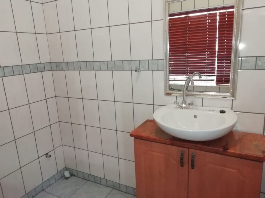 To Let 1 Bedroom Property for Rent in Queenswood Gauteng
