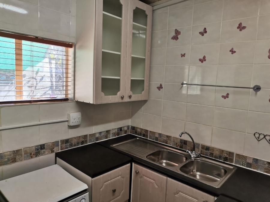 To Let 1 Bedroom Property for Rent in Queenswood Gauteng