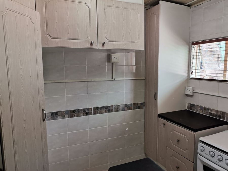 To Let 1 Bedroom Property for Rent in Queenswood Gauteng