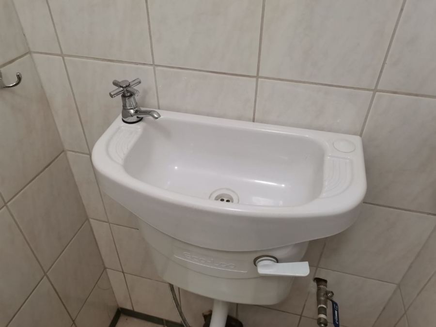 To Let 1 Bedroom Property for Rent in Queenswood Gauteng