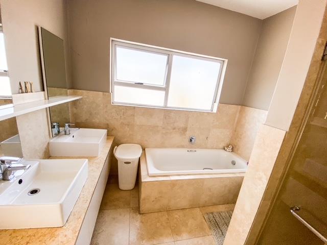 To Let 4 Bedroom Property for Rent in Sandown Gauteng