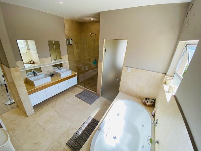 To Let 4 Bedroom Property for Rent in Sandown Gauteng