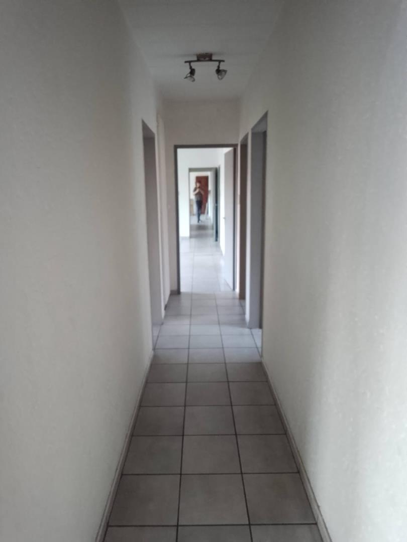 To Let 3 Bedroom Property for Rent in Lakefield Gauteng