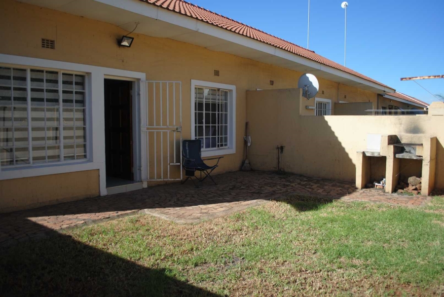 To Let 2 Bedroom Property for Rent in Kookrus Gauteng