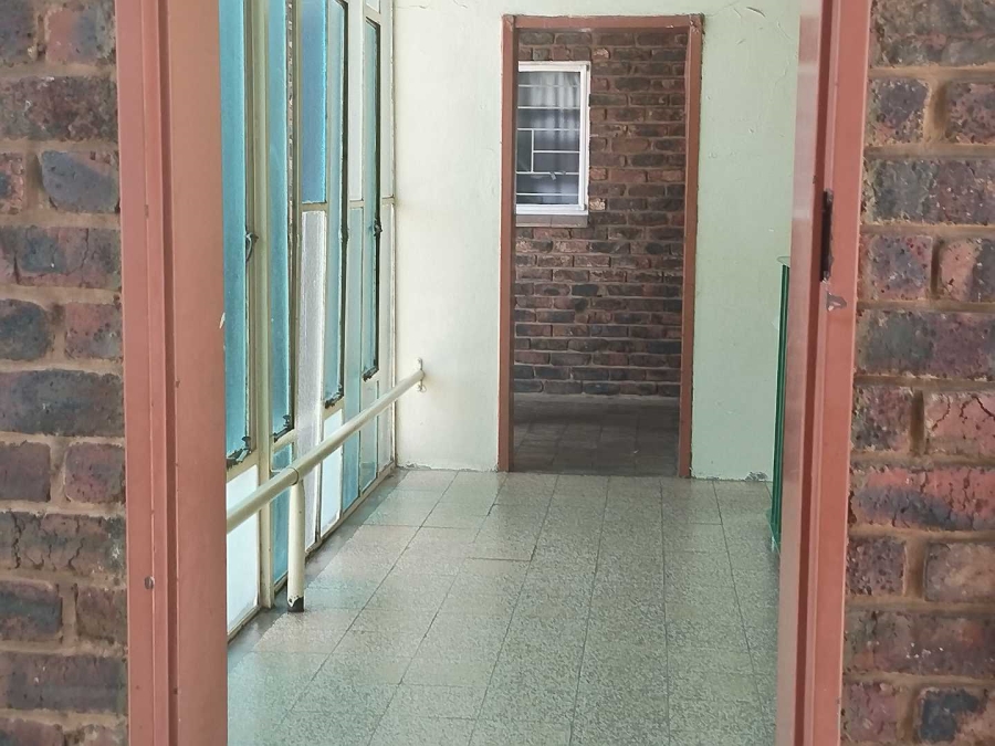 To Let 1 Bedroom Property for Rent in Queenswood Gauteng