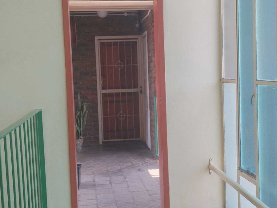 To Let 1 Bedroom Property for Rent in Queenswood Gauteng
