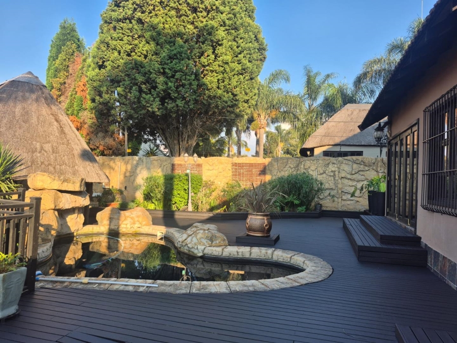 6 Bedroom Property for Sale in Glen Marais Gauteng