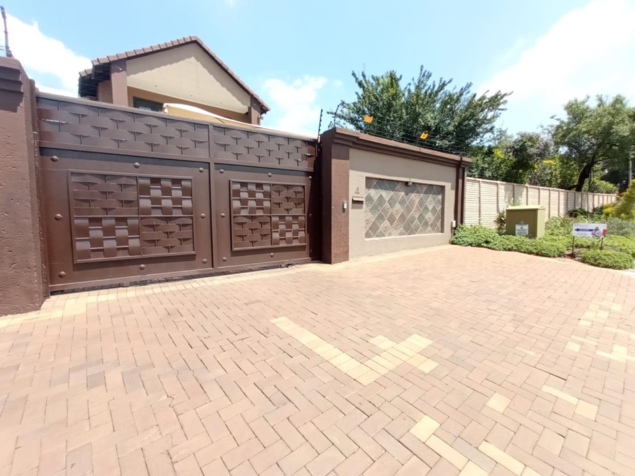 6 Bedroom Property for Sale in Glen Marais Gauteng