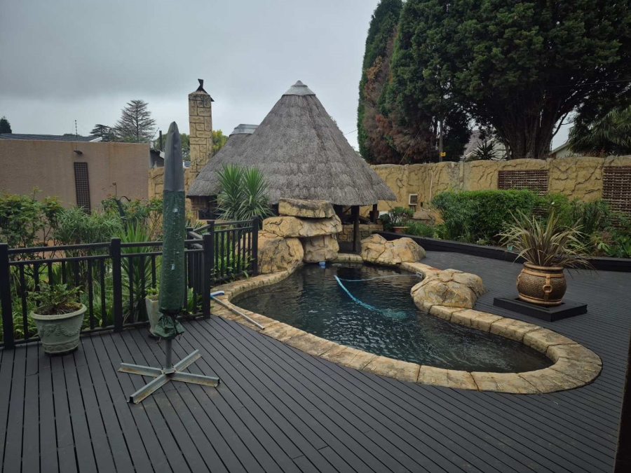 6 Bedroom Property for Sale in Glen Marais Gauteng