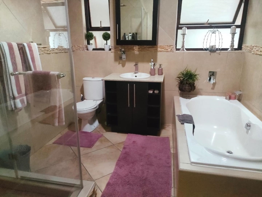 6 Bedroom Property for Sale in Glen Marais Gauteng