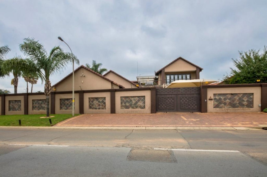 6 Bedroom Property for Sale in Glen Marais Gauteng