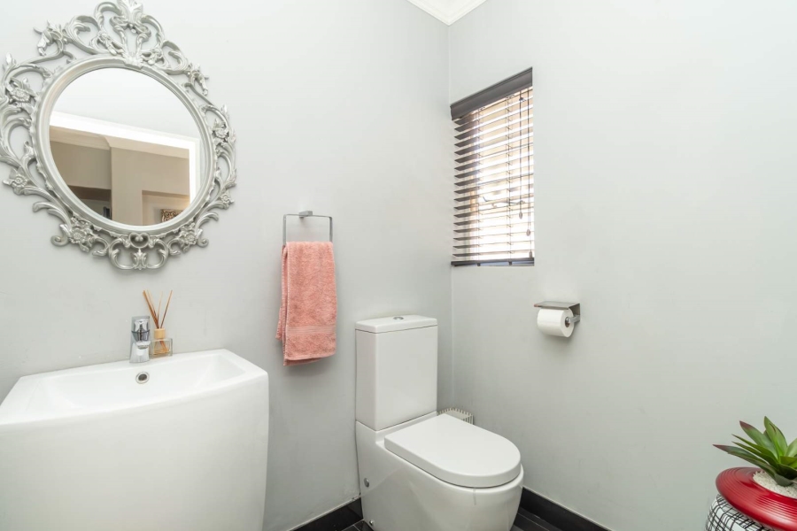 4 Bedroom Property for Sale in Hurlingham Manor Gauteng