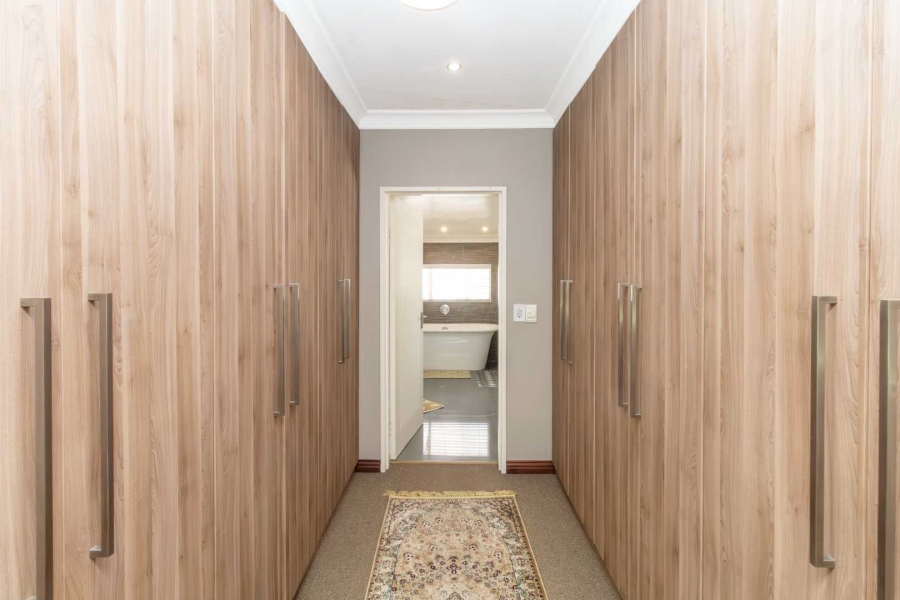 4 Bedroom Property for Sale in Hurlingham Manor Gauteng