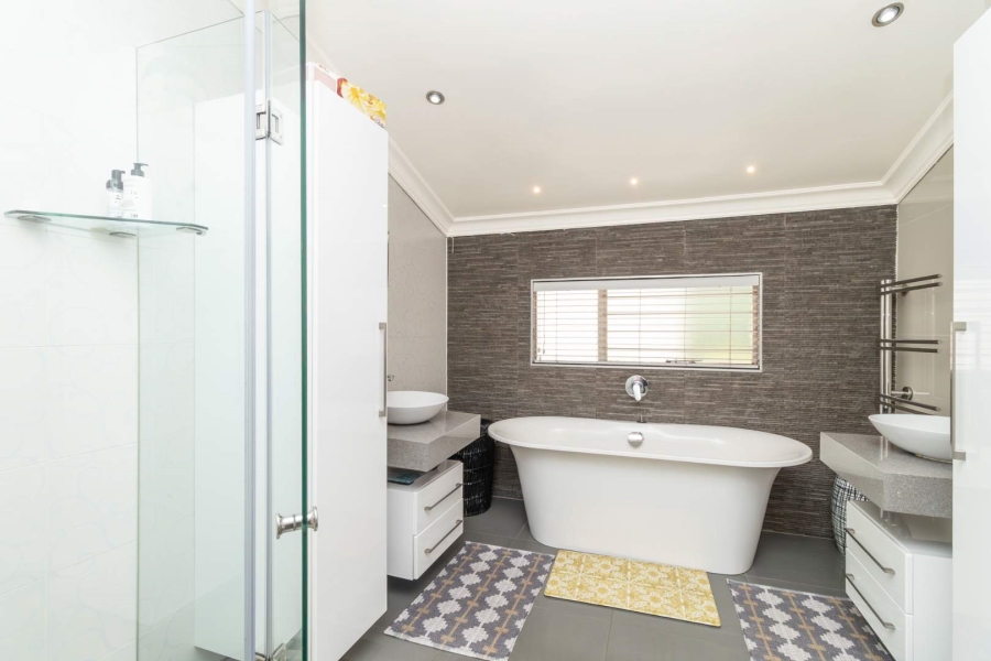 4 Bedroom Property for Sale in Hurlingham Manor Gauteng