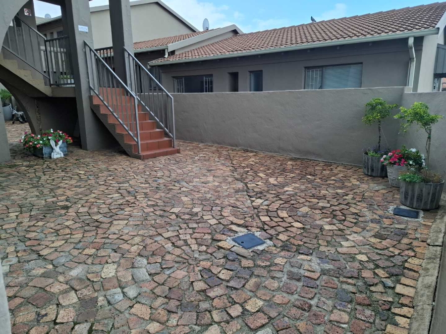 To Let 2 Bedroom Property for Rent in Mulbarton Gauteng