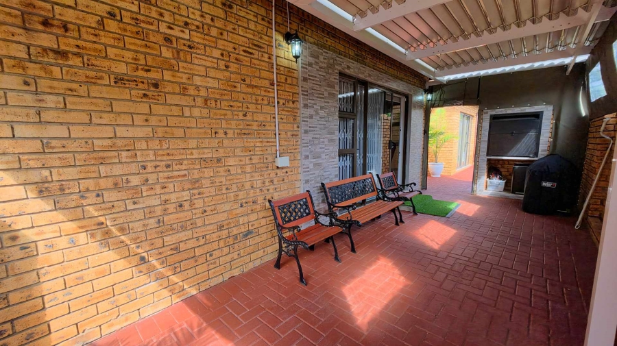 To Let 3 Bedroom Property for Rent in New Redruth Gauteng