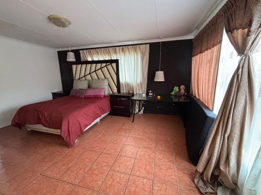 To Let 2 Bedroom Property for Rent in Kenmare Gauteng