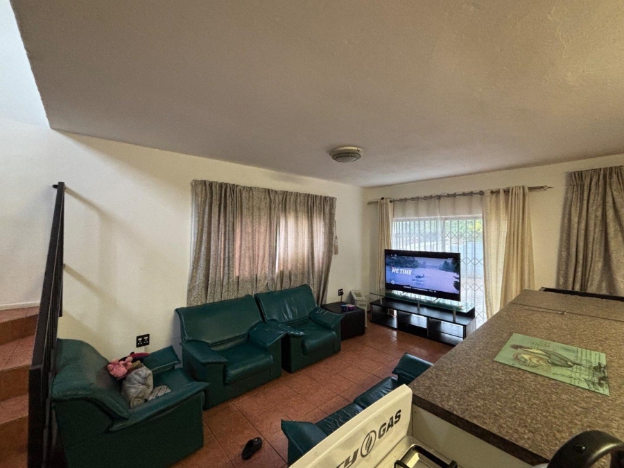 To Let 2 Bedroom Property for Rent in Kenmare Gauteng