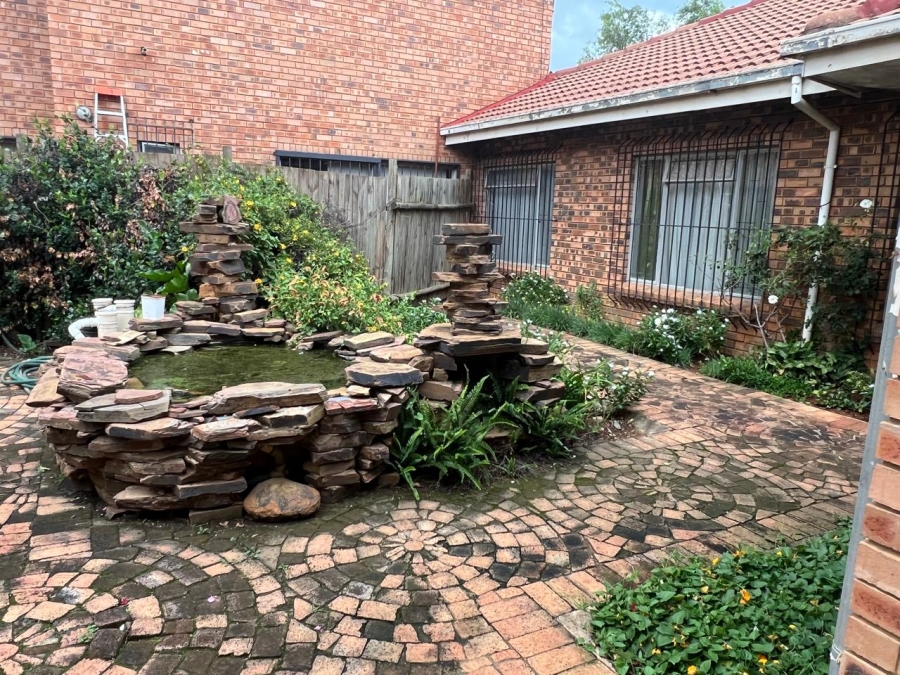 14 Bedroom Property for Sale in Mooiplaas Gauteng
