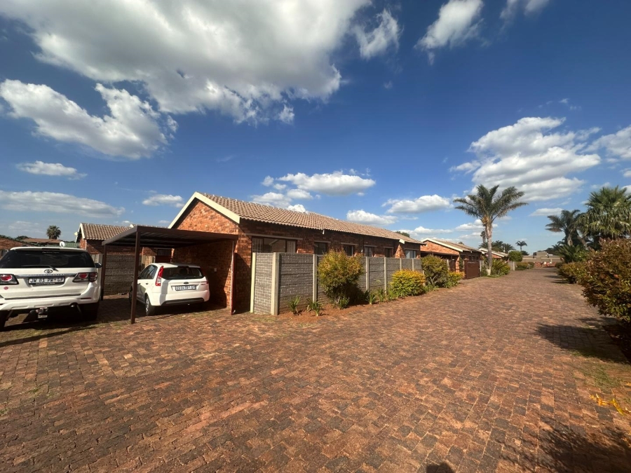 To Let 2 Bedroom Property for Rent in Florida Glen Gauteng