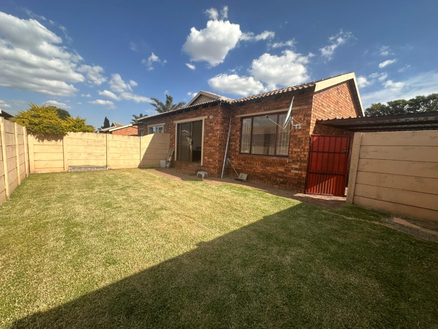 To Let 2 Bedroom Property for Rent in Florida Glen Gauteng