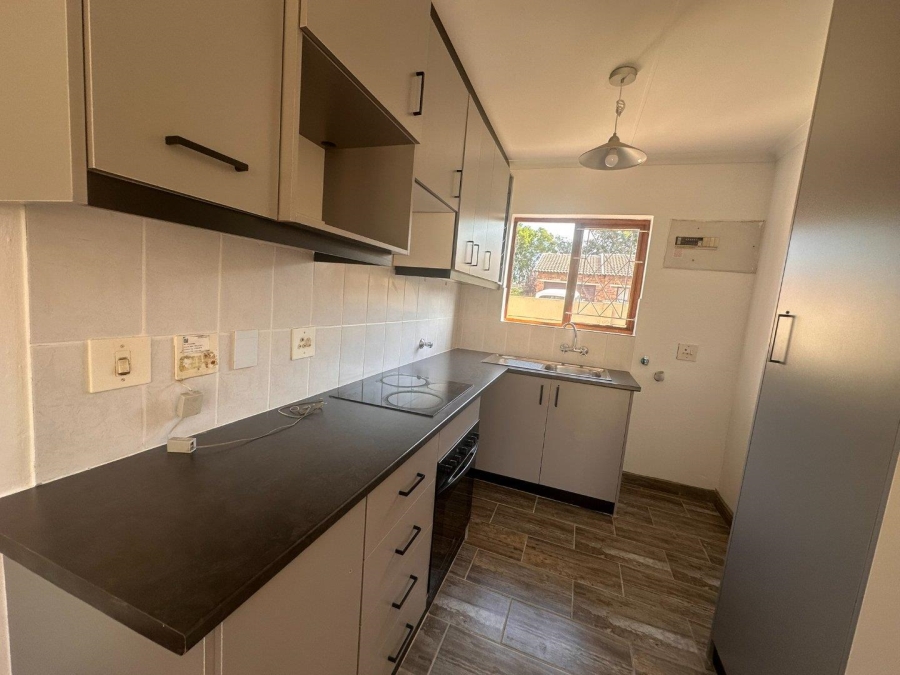 To Let 2 Bedroom Property for Rent in Florida Glen Gauteng