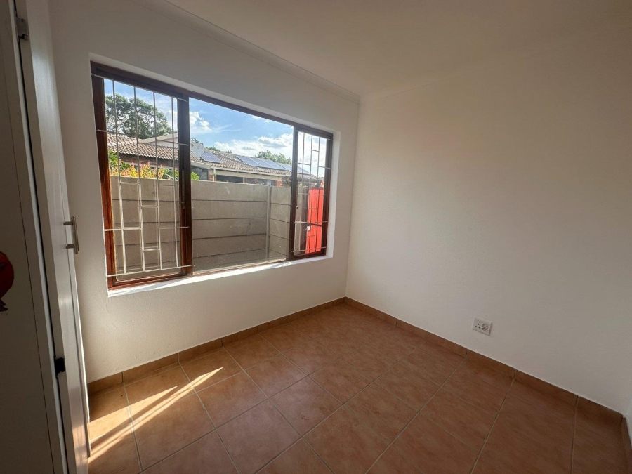 To Let 2 Bedroom Property for Rent in Florida Glen Gauteng